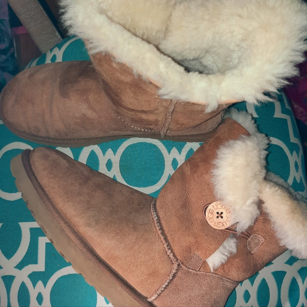 EUC Ladies Size 10 UGGS Bailey 1 button in Chestnut. - Picture 3 of 9